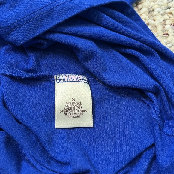 Arden B Blue Cold Shoulder Keyhole Long Top. Small - Picture 5 of 9